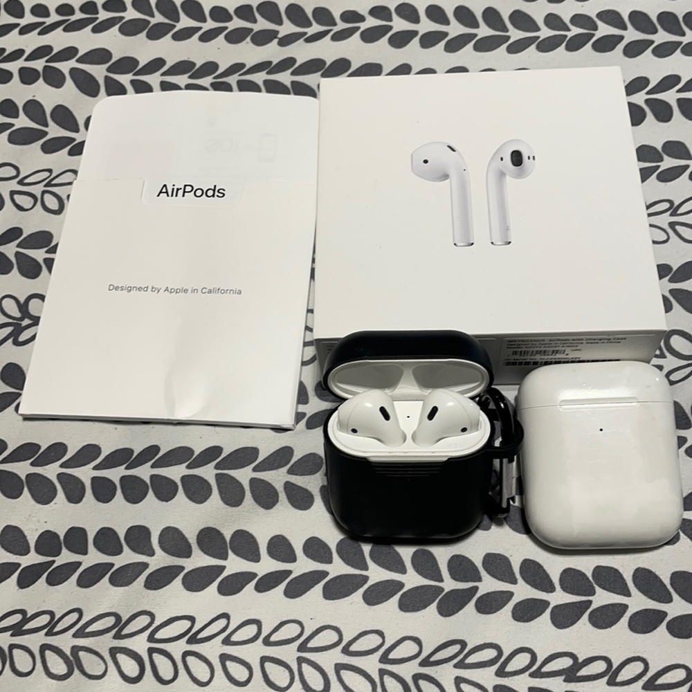 Apple AirPods generation 2 +bonus charging case